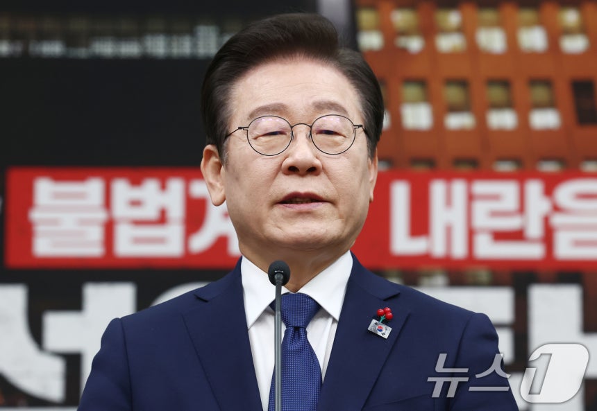 Lee Jae-myung, the leader of the Democratic Party of Korea, is giving a special statement on the Yoon Suk-yeol insurrection incident at the National Assembly in Yeouido, Seoul on the 6th. December 6, 2024/News1 ⓒ News1 Reporter Kim Min-ji