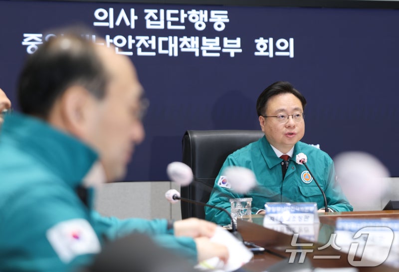 "올 겨울 <b>코로나19 주</b> 최대 20만명 수준 유행"…의료부담 우려