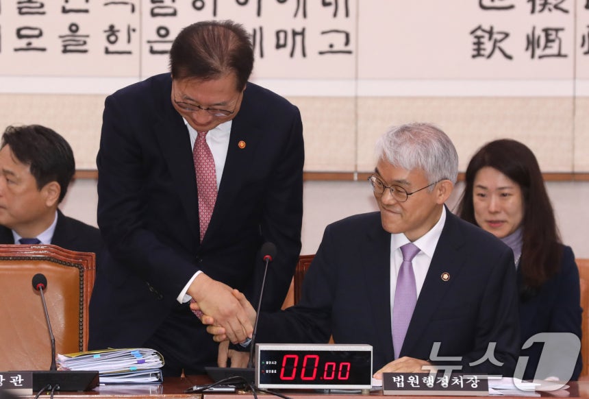 Minister of Justice Park Sung-jae and Director of Court Administration Cheon Dae-yeop./News1 © News1 Reporter Lee Kwang-ho