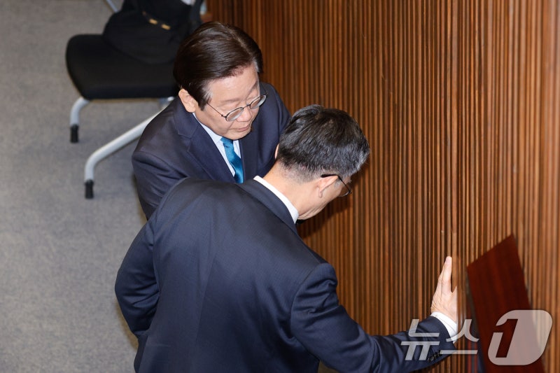 정성호 <b>의원</b>과 <b>대화</b>하는 <b>이재명 대표</b>