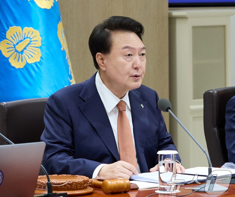 [단독] <b>윤 대통령</b>, 출근했다…비상계엄 사과 5일 만에