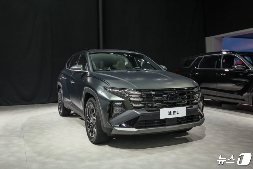 Hyundai Motor participated in the '2024 Beijing International Motor Show' held at the China International Exhibition Center in Shunyi in April, unveiling the 'Ioniq 5 N' and 'The All-New Santa Fe' and introducing 'The New Tucson' to the Chinese market for the first time. The photo shows 'The New Tucson' exhibited at the Hyundai booth (local name: 全新 Tucson L). (Provided by Hyundai Motor) 2024.4.25/News1