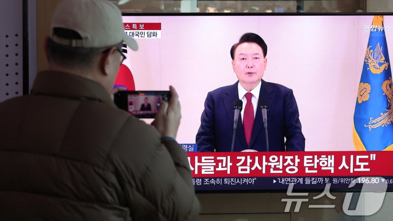 [전문] 윤 "<b>야당 광란의 칼춤</b>…탄핵이든 수사든 당당히 맞설 것"