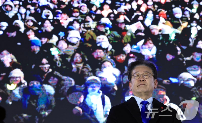 <b>이재명</b>, <b>촛불 시민</b>들 앞 당당