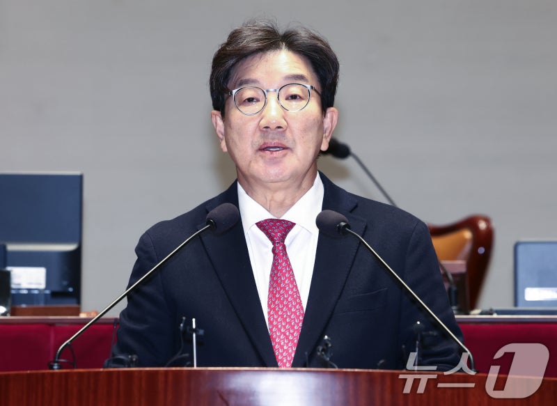 <b>의총</b>서 모두 <b>발언</b>하는 <b>권성동 원내대표</b>