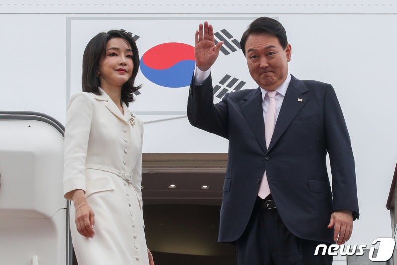 英 더타임스 "<b>김건희</b> 여사는 한국의 <b>맥베스 부인</b>·마리 앙투아네트"