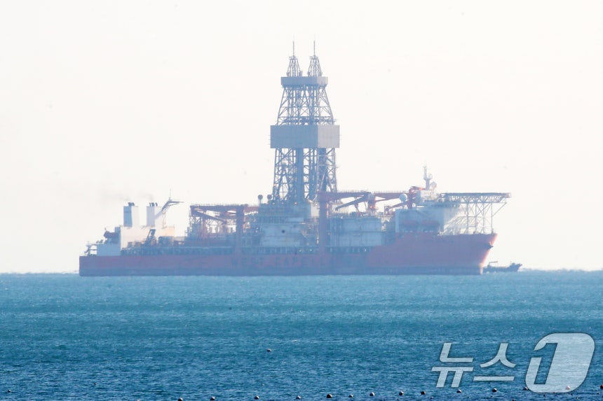 지난 9일 부산 서구 송도해수욕장 앞바다에 있는 고래 조형물 뒤로 동해심해 가스전 유망구조에 석유·가스가 묻혀 있는지를 확인할 시추선 '웨스트 카펠라'호가 입항해 있다. 웨스트 카펠라호는 보급기지인 부산신항으로부터