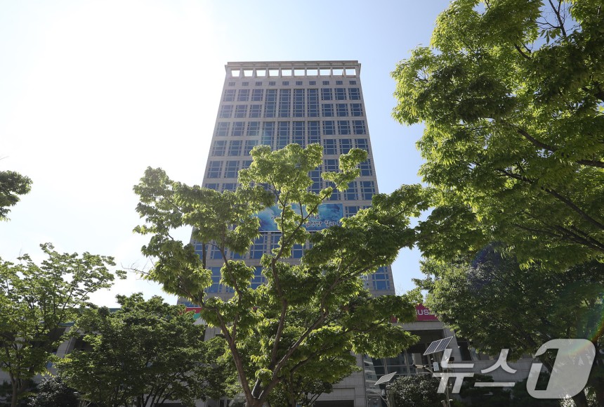 λû   News1  