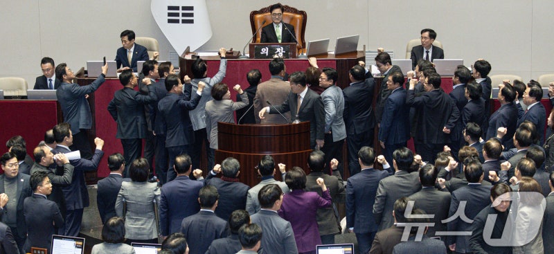 국힘, 한덕수 <b>탄핵</b>소추 효력정지 신청…<b>권한</b>쟁의심판 청구도