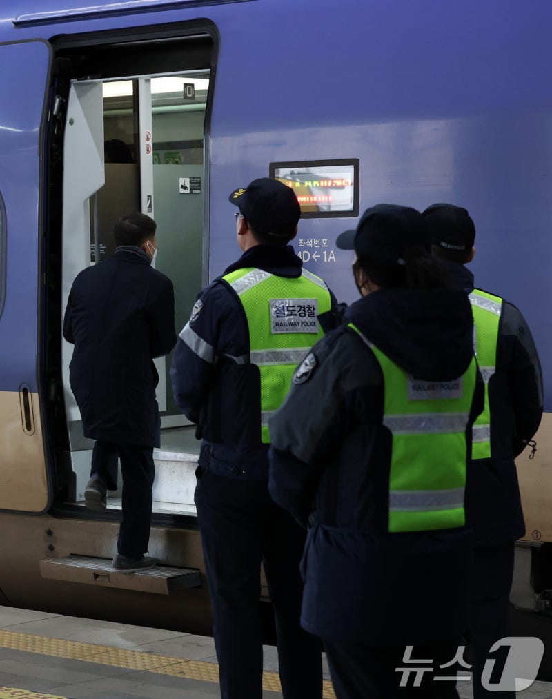 <b>무안공항 사고</b>관련 KTX특별열차 탑승하는 관계자