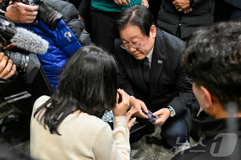 <b>이재명</b> 대표, 제주항공 참사 무안공항 찾아 <b>유족 위로</b>