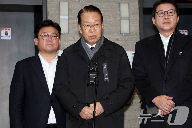 권영세, <b>대통령</b>실 참모진 사퇴표명에 "국정안정 생각하고 행동해달라"