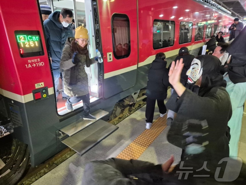 을사년 새해 첫날인 1일 부산(부전역)에서 출발한 ITX-마음 1252 열차가 강릉역 승강장으로 들어오고 있다. 이날부터 동해 중부선 삼척∼포항 구간이 개통되면서 강릉에서 부산까지 환승 없이 열차로 달릴 수 있게 됐