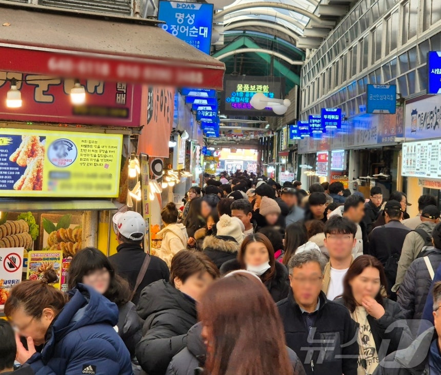 을사년 새해 첫날인 1일 강원 강릉지역 대표 전통시장인 중앙시장 내 먹거리 골목이 식도락객으로 가득하다. 이날은 부산(부전역)에서 출발한 동해선 열차를 통해 강릉을 방문한 영남권 나들이객으로 인해 평소보다 시장통이