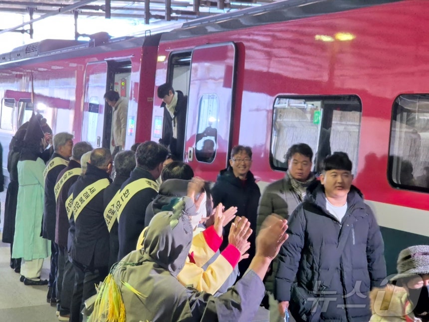 을사년 새해 첫날인 1일 부산(부전역)에서 출발한 ITX-마음 1252 열차가 강릉역 승강장으로 들어오고 있다. 이날부터 동해 중부선 삼척∼포항 구간이 개통되면서 강릉에서 부산까지 환승 없이 열차로 달릴 수 있게 됐