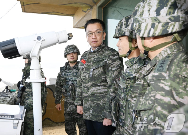 <b>군부대 방문</b>한 <b>최상목 권한대행</b>