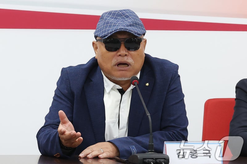 <b>김흥국</b>, 체포 저지 집회 등장 "내 별명 '계엄나비'…<b>윤석열</b> 지키자"