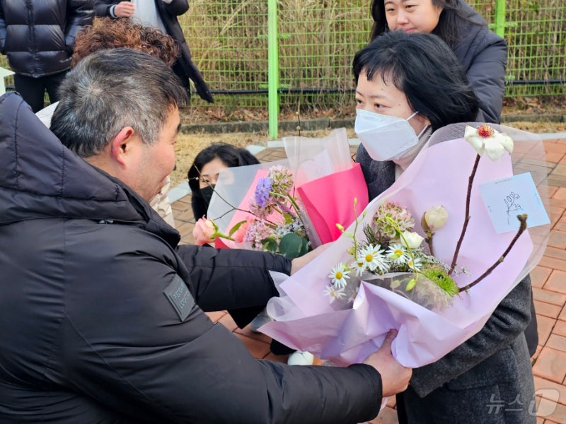 父 살해 혐의 '24년 옥살이' 무기수 <b>김신혜</b>…재심서 '<b>무죄</b>'(종합)