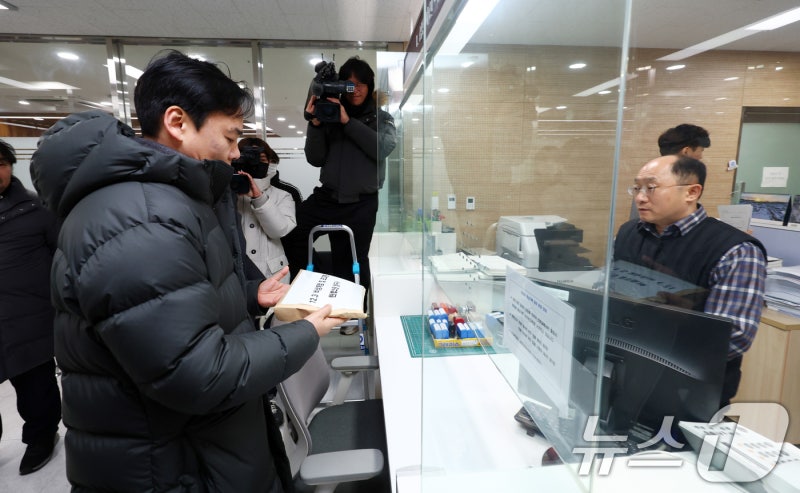 '<b>12.3 비상계엄</b> 및 <b>포고령 헌법소원</b> 청구'