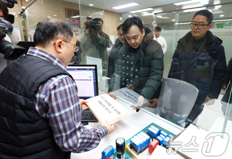 '<b>12.3 비상계엄</b> 및 <b>포고령 헌법소원</b> 청구'