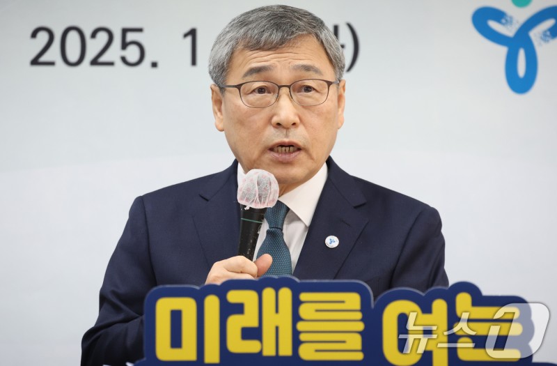 <b>정근식</b> "AI 교과서 효과 입증 필요…도입은 학교 선택 존중"