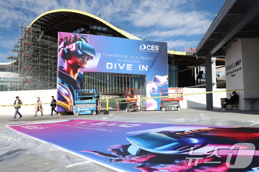 Promotional banners are displayed at the Las Vegas Convention Center (LVCC) in Nevada, USA, two days before the opening of 'CES 2025', the world's largest IT and home appliance exhibition, on the 5th (local time). Under the theme of 'Dive in',