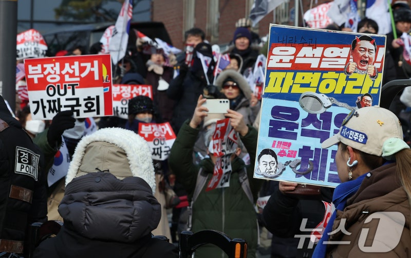 <b>관저</b> <b>집회</b> 한남동 쓰레기 급증…서울시 "청소 차량·처리비 지원"
