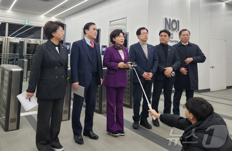 與 "<b>이상식</b> 내통 의혹 사실관계 확인해야"…<b>국수본</b> 항의방문