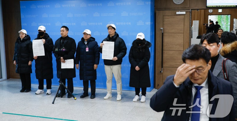 '<b>백골단</b>' 국회 <b>회견</b>장 세운 <b>김민전</b>…"전두환 후예" "분변 못가려"
