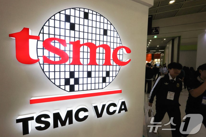 The signage of Taiwan's TSMC is installed at the '26th Semiconductor Exhibition (SEDEX)' held at COEX in Gangnam-gu, Seoul on the 23rd. This exhibition, themed 'Fusion of AI Semiconductors and Cutting-edge Packaging Technologies,' will continue until the 25th.