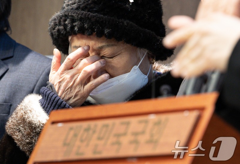 [뉴스1 PICK]'<b>백골단</b> 부활이 웬 말?'…국회 찾은 <b>강경대 열사</b> 유족의 '눈...