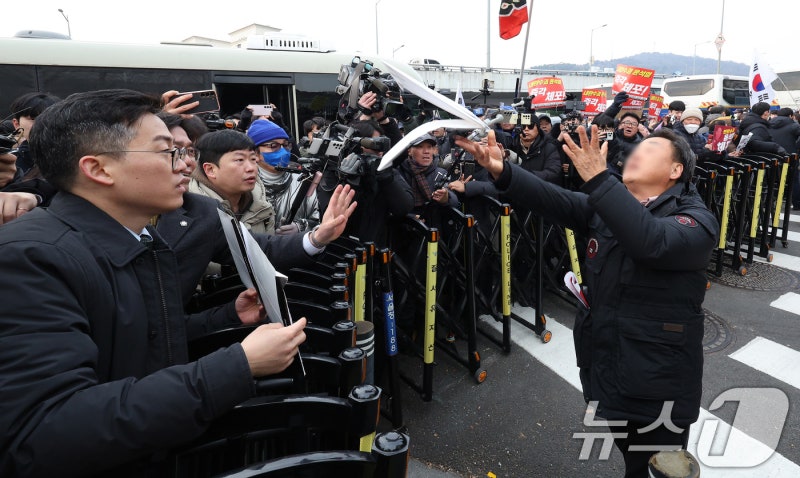 尹 지지 측 '<b>경호처 부당지시 거부</b> 소명서 필요없다'