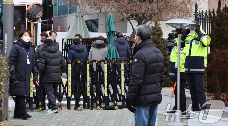경찰·<b>공수처</b>·대통령경호처 3자 회동 중…尹 <b>체포영장 집행</b> 관련 논의