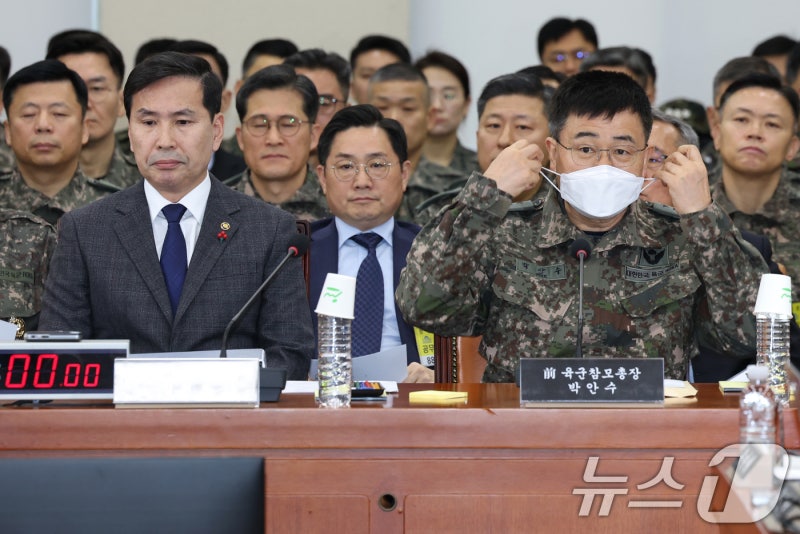 내란 혐의 <b>국조특위</b> 출석한 <b>김선호 직무대행</b>과 박안수 전 육군참모총장