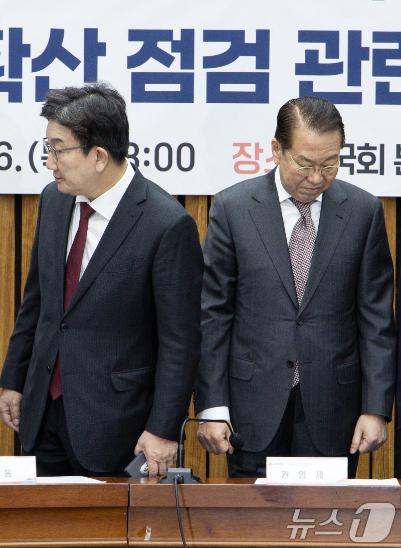 <b>권영세</b>·<b>권성동</b> '자리로'
