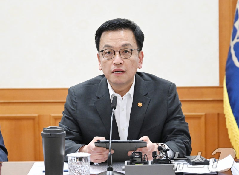 최 대행 "<b>트럼프</b> 행정부와 협의채널 조기 구축…민·관 협력해야"(종합...