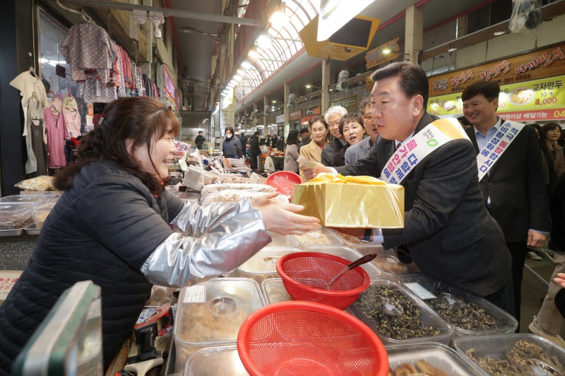 이범석 청주<b>시장</b>, <b>설맞이</b> 환급행사 앞두고 <b>전통시장 장보기</b>