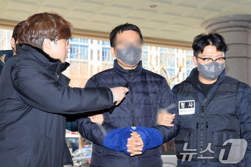 '<b>서부지법</b> 난동' <b>판사실 침입</b> 40대 <b>특임전도사</b> 구속…"도주 우려"