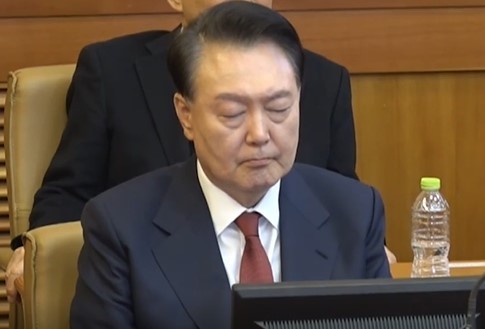 윤석열 대통령이 23일 오후 서울 종로구 헌법재판소에서 열린 탄핵심판 4차 변론기일에 출석해 조는 모습이 포착됐다. (SBS 갈무리)