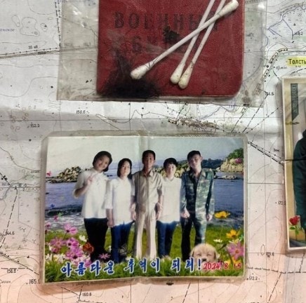 파병 <b>북한군</b> 유품 가족<b>사진</b>에 한국 밈 '<b>개죽이</b>' 포착