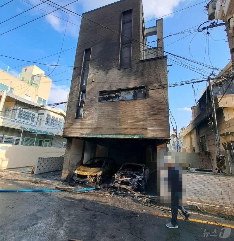 <b>부산</b> 사직동 <b>주택</b>서 불…2명 부상·차량 2대 태워