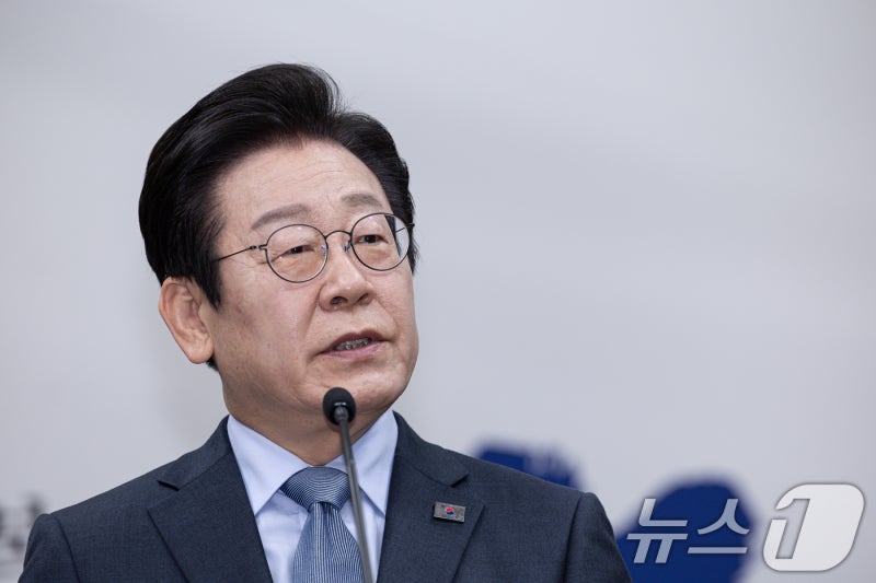 <b>이재명</b> "<b>트럼프</b> 시대, 중소기업 큰 피해 볼것…선제 조치로 대응"