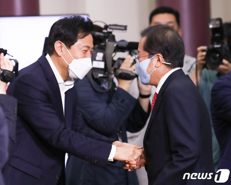 <b>이재명</b>과 가상 <b>양자 대결</b>…<b>오세훈</b>·홍준표 41% '동률'