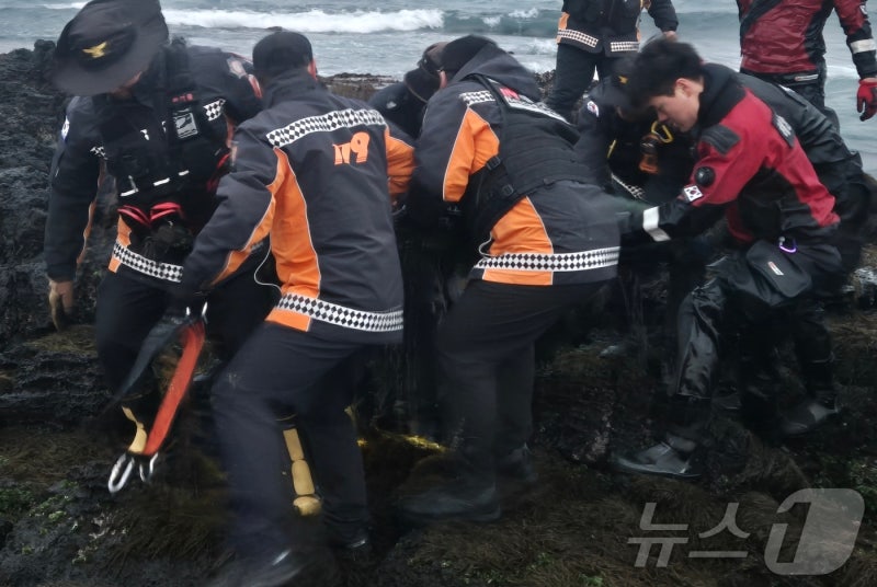 '베테랑 <b>해녀</b>'가 <b>실종자</b> 발견…어선 사고에 발 벗고 나선 하도리 마을
