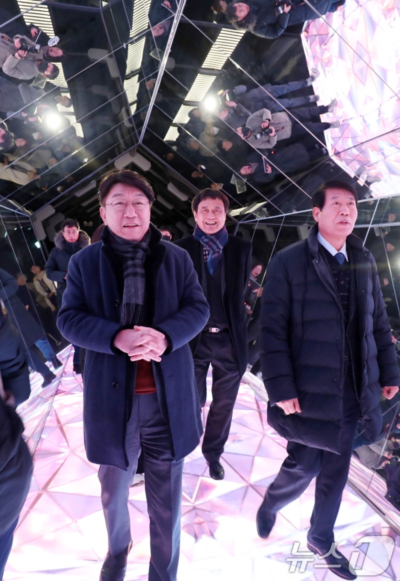 <b>완산벙커 더 스페이스</b> 시설 살펴보는 우범기 시장