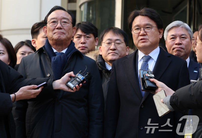 '울산시장 선거개입' <b>송철호</b>·<b>황운하</b>, 2심 <b>무죄</b>…1심 뒤집혀(종합)