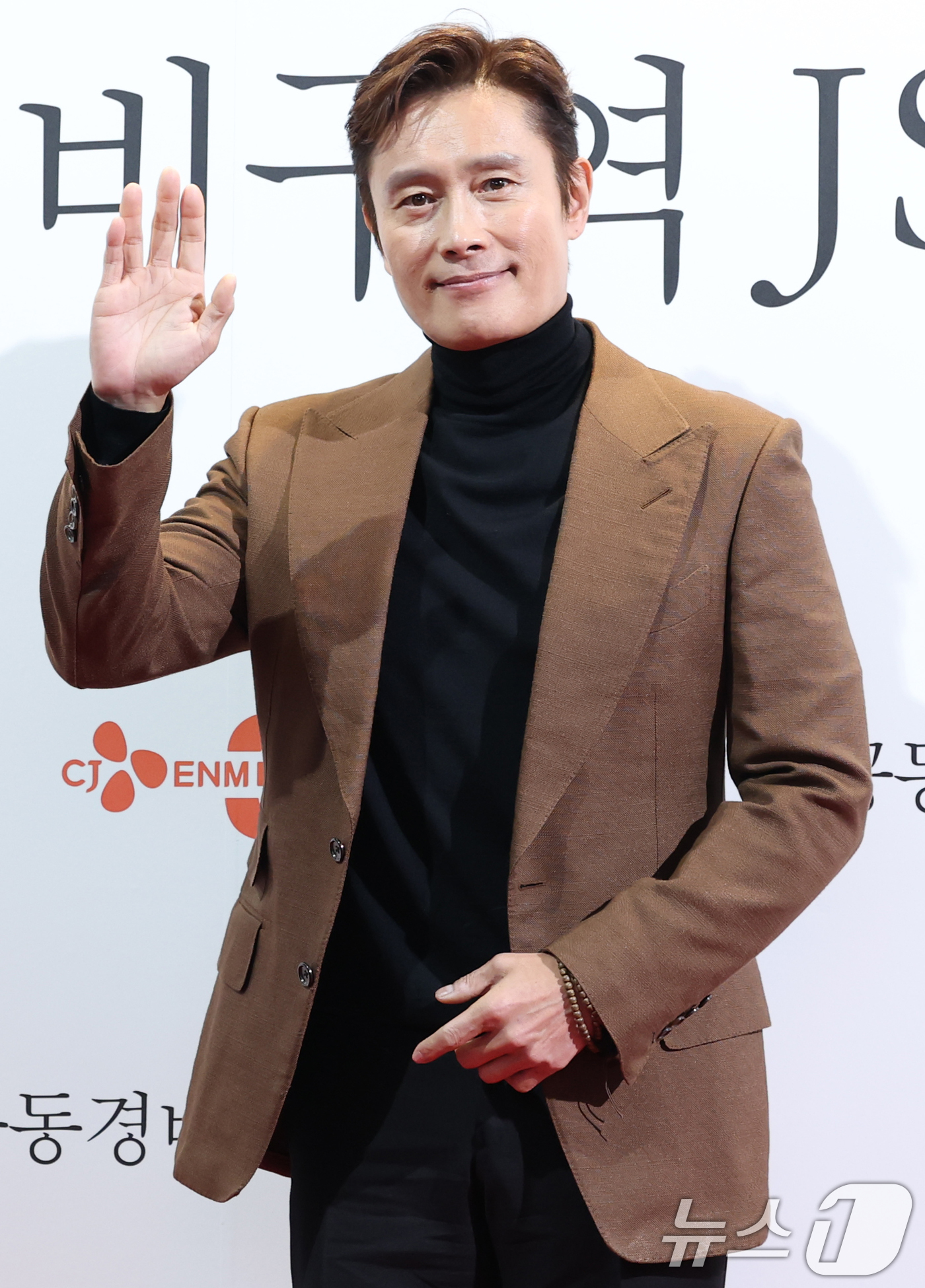 '공동경비구역JSA' <b>이병헌</b>, 뒤늦게 <b>이민정</b> 불렀다…"가족도 함께 감상"