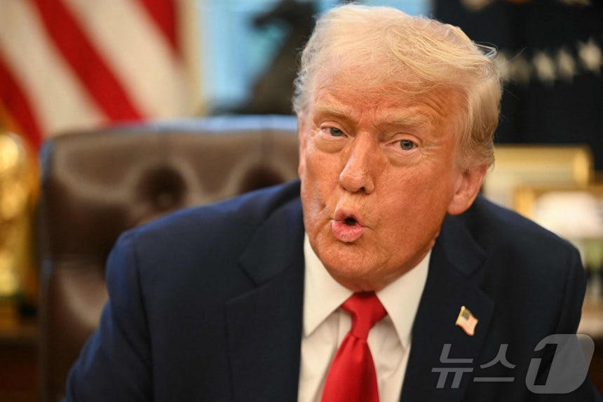 U.S. President Donald Trump signing an executive order establishing a sovereign wealth fund at the White House in Washington on the 3rd (local time), and meeting with reporters to say, 'China is involved in the Panama Canal, but it won’t last long,' on February 05, 2025.