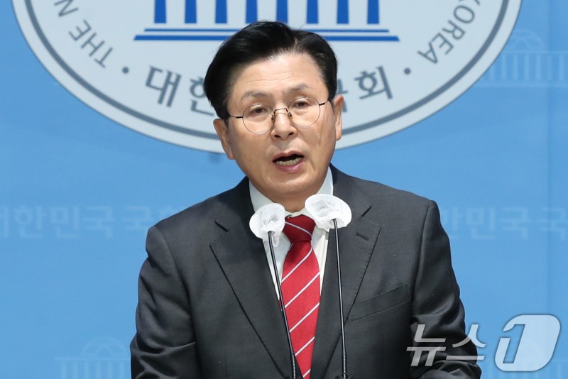 [단독] <b>황교안</b>, 尹 '내란 우두머리' 사건 <b>변호인단</b> 합류…선임계 제출