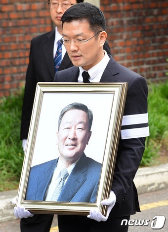 지난 2018년 고(故) 구본무 LG 회장의 발인식에서 고인의 맏사위인 윤관 블루런벤처스 대표가 영정을 들고 있는 모습. 2018.5.22/뉴스1 ⓒ News1 사진공동취재단